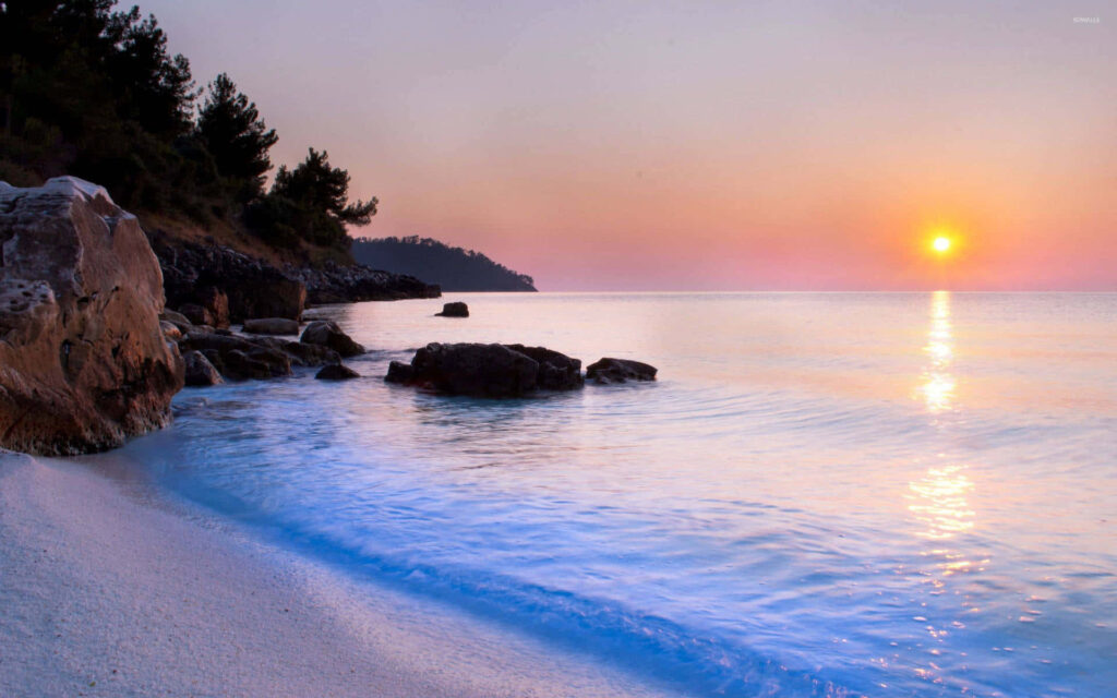 Tranquil Beach Sunset Wallpaper: Calm Waters & Serene Horizon
