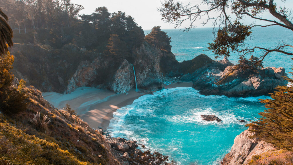 Serene Beach Wallpaper for iMac 4K – Rocky Cliffs & Turquoise Waters