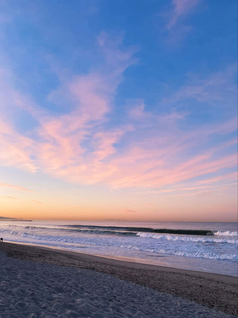Tranquil Beachscape Wallpaper: Pastel Sunset with Soft Pink and Blue