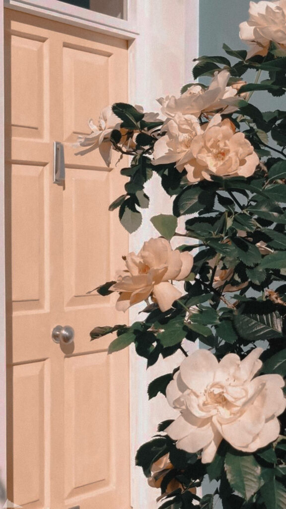 Enchanting Gardenia Haven: A Delicate Phone Snapshot Amidst a Pastel Doorway Wallpaper