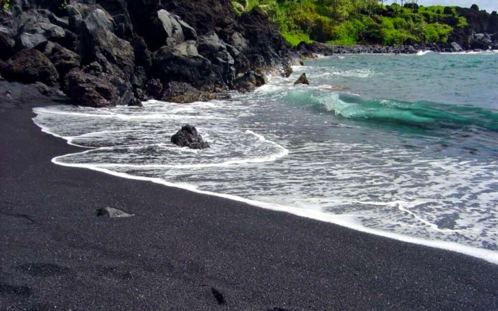 Serene Black Sand Beach: Turquoise Waters & Lush Greenery Wallpaper