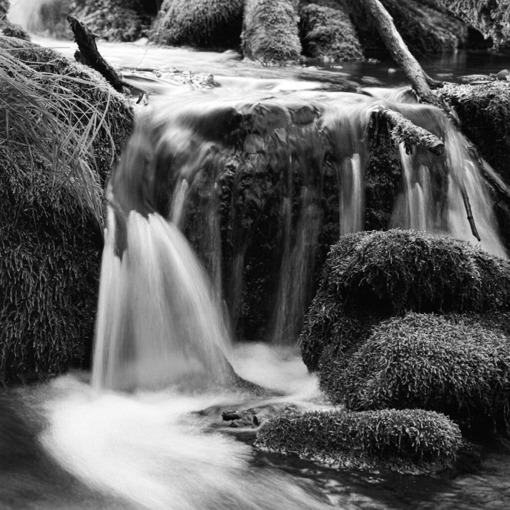 Serene Black and White Waterfall Wallpaper: Nature's Tranquil Beauty