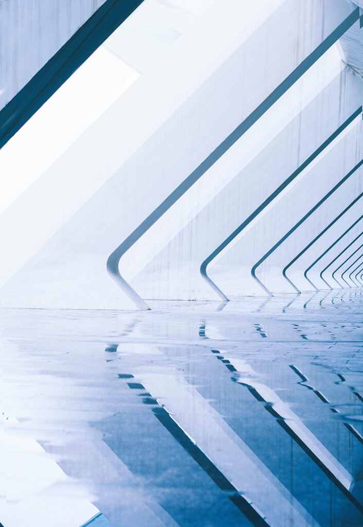 Serene Blue Abstract Lines Wallpaper: Minimalist Water Reflection Design
