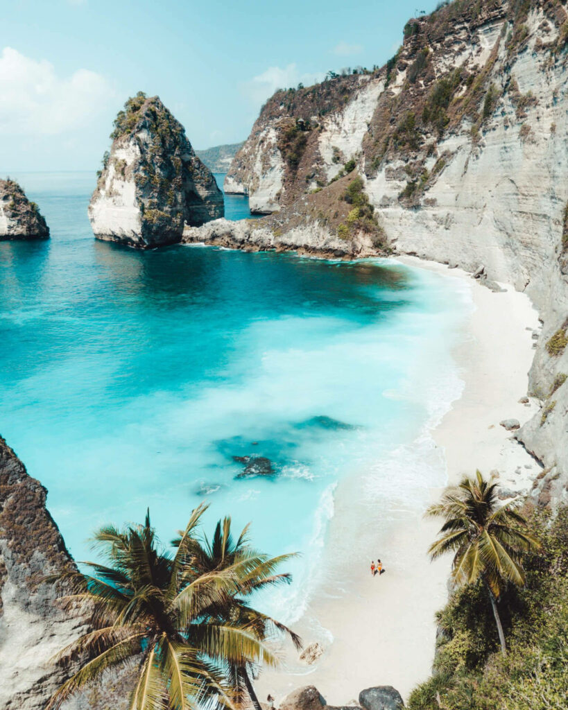 Tranquil Bali Beach Wallpaper: Crystal-Clear Waters & Lush Cliffs