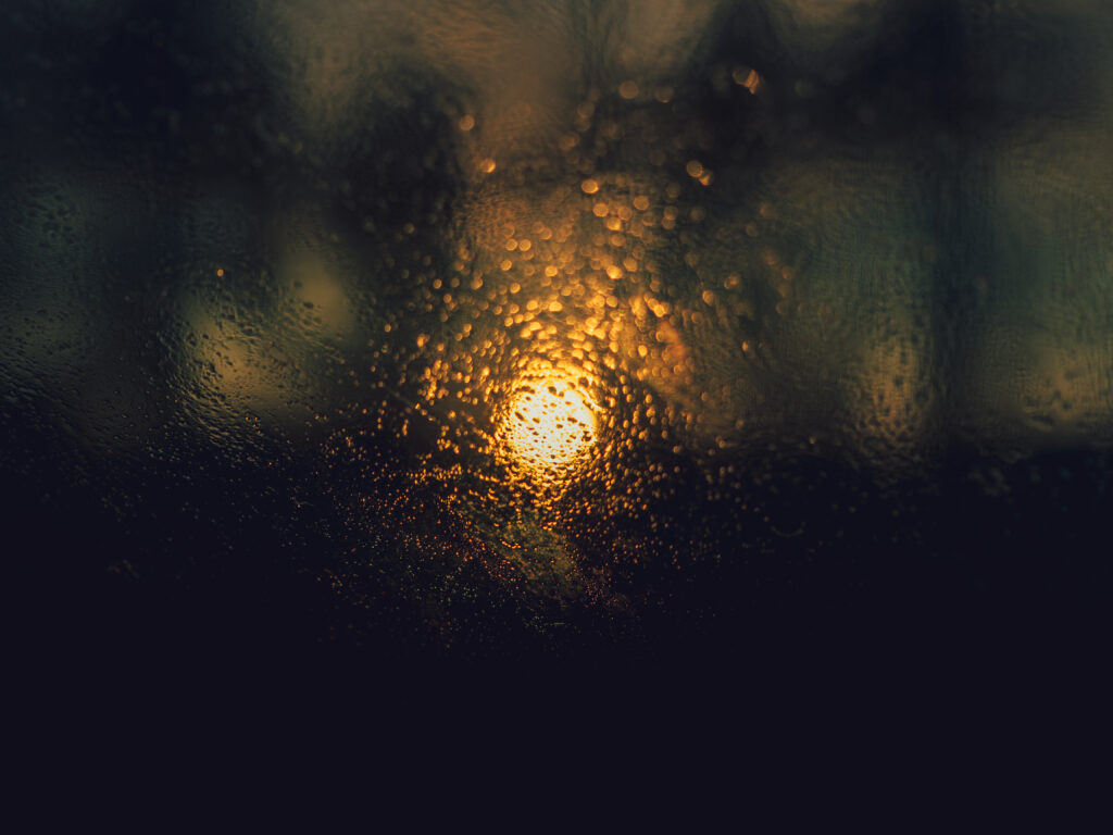 Serene Blurred Light Wallpaper: Water Droplets & Soft Bokeh Background
