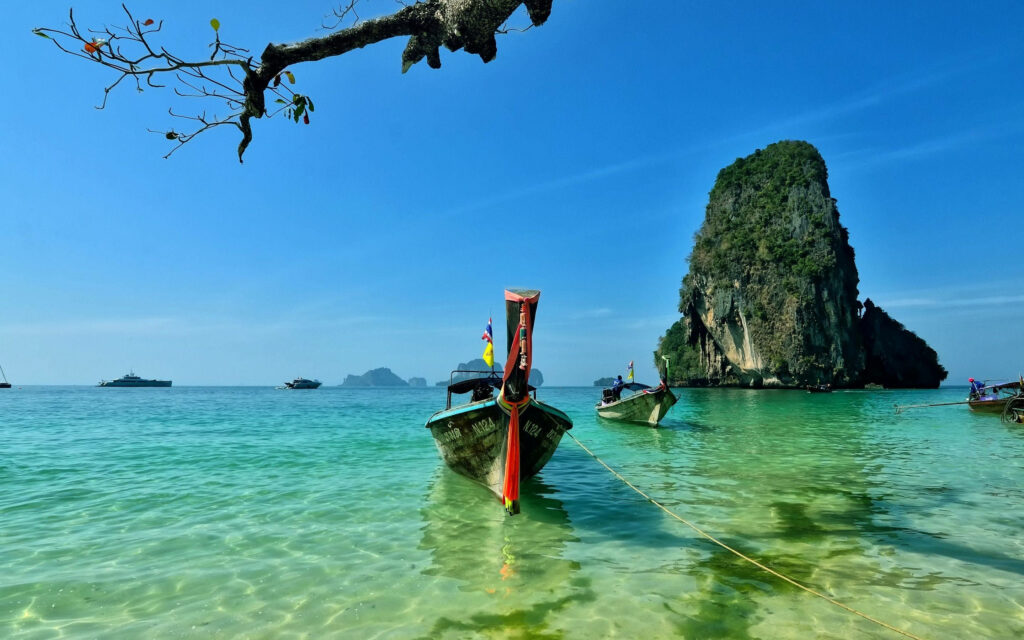 Serene Pattaya Beach Wallpaper: Boats on Turquoise Waters