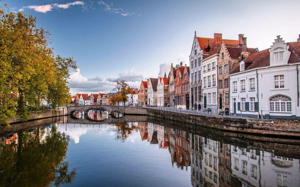 Serene Brussels Wallpaper: Reflective Canals & Autumn Charm
