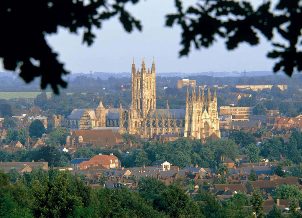 Canterbury Cathedral: Serene Green Wallpaper Background with Cityscape