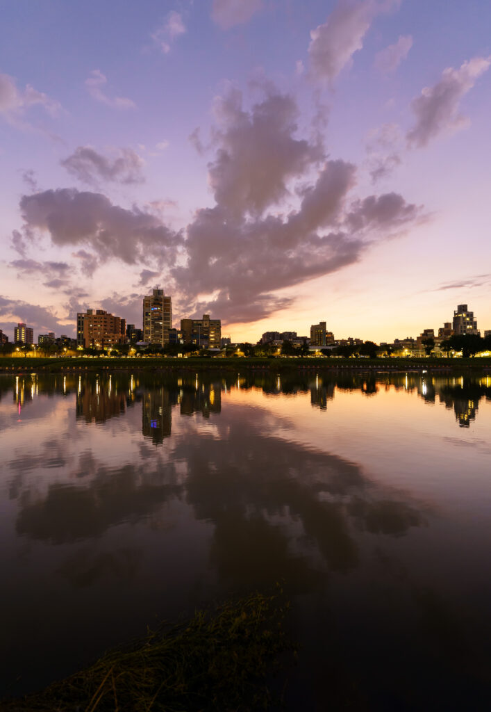 Serene Cityscape Sunset Wallpaper: Calming Lake Reflection