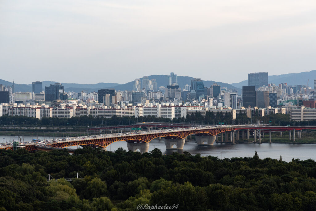 Serene Cityscape Wallpaper: Aerial View of Bridge & Lush Greenery