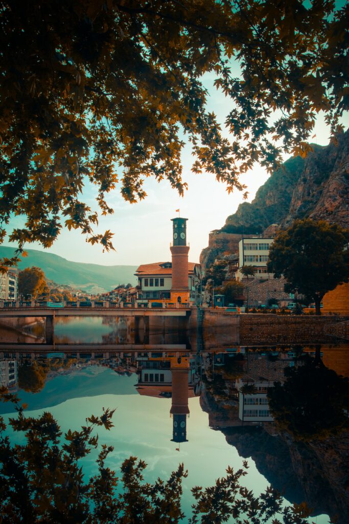 Serene Cityscape Wallpaper: Charming Architecture & Tranquil Reflections