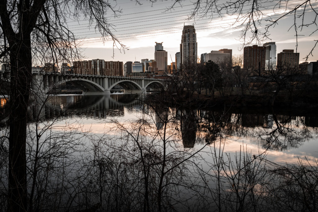Serene Cityscape Dusk Wallpaper: Urban Reflections & Nature