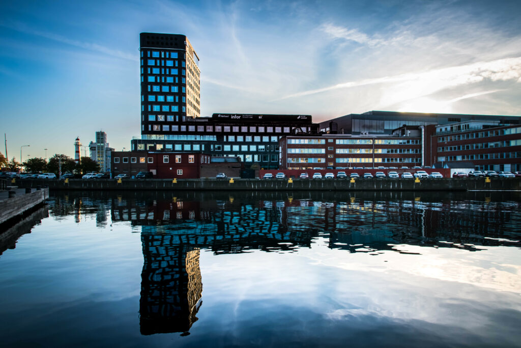Serene Cityscape Wallpaper: Modern Reflections on Calm Water