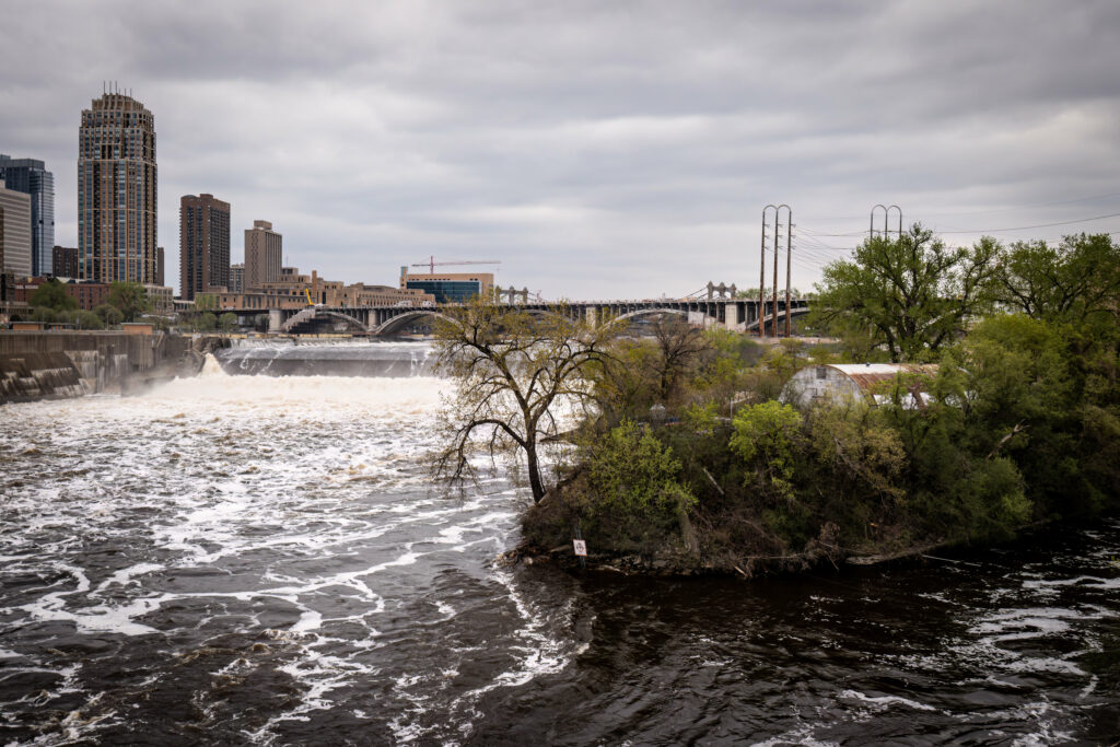 Serene Cityscape Wallpaper: River, Bridges & Lush Greenery