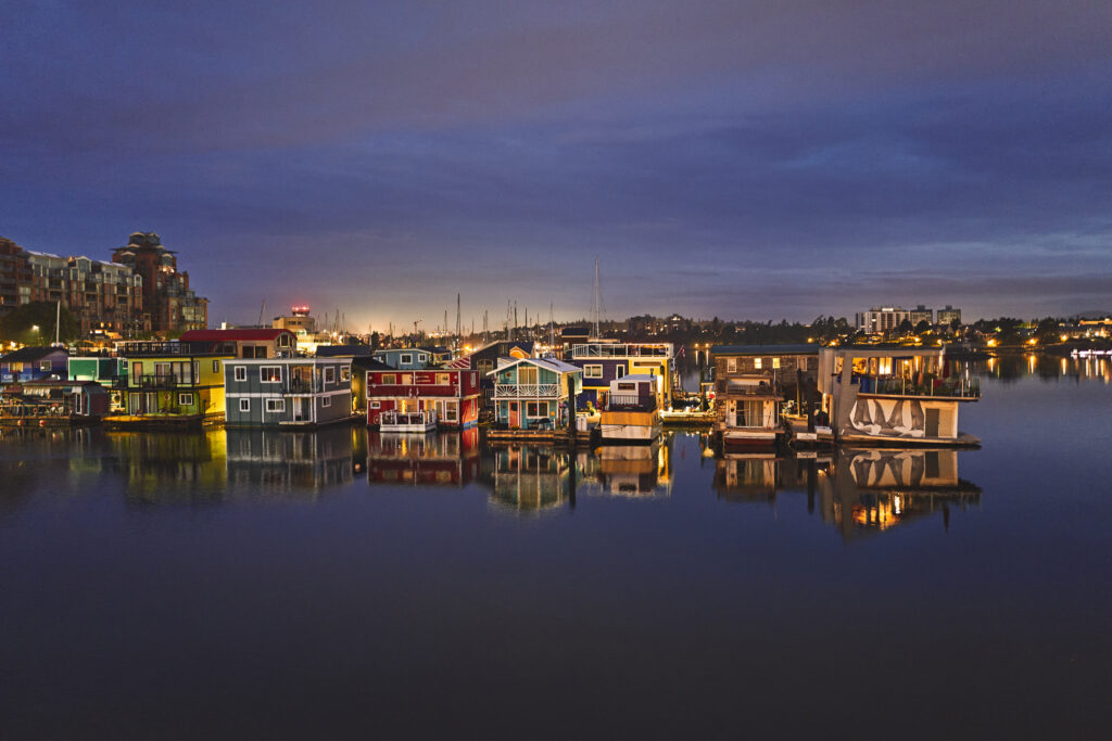 Tranquil Waterfront Cityscape Wallpaper with Colorful Reflections