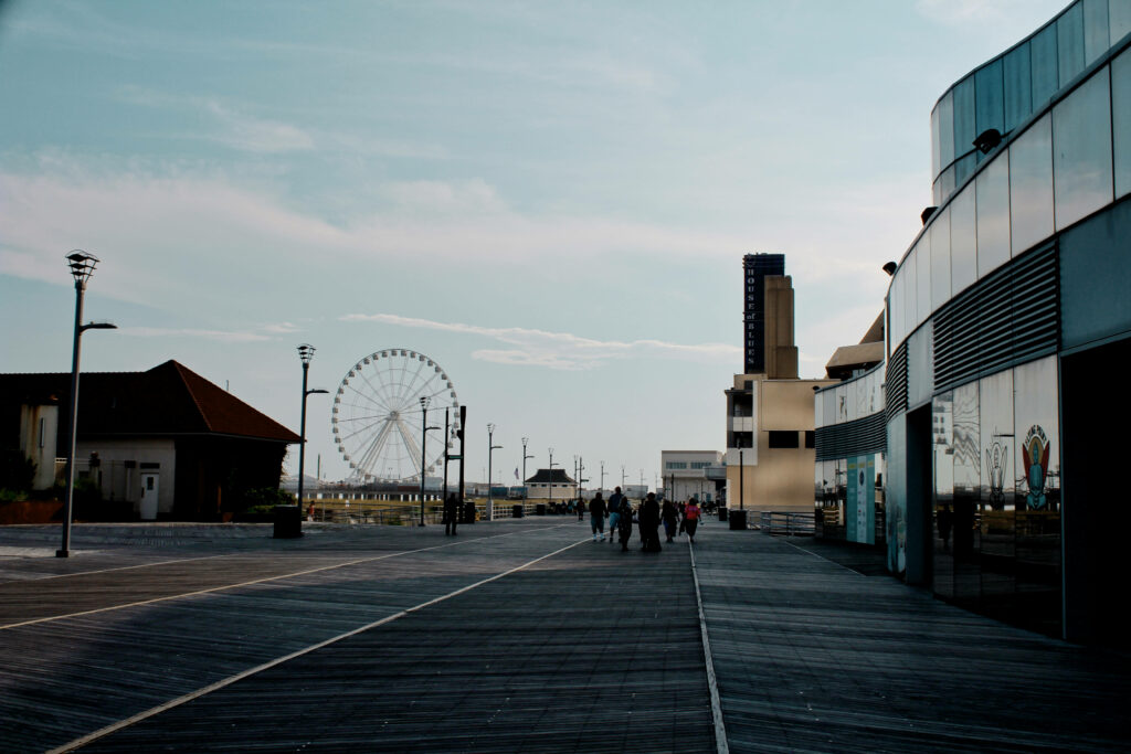 Serene Cityscape Wallpaper with Ferris Wheel - Peaceful Urban Atmosphere