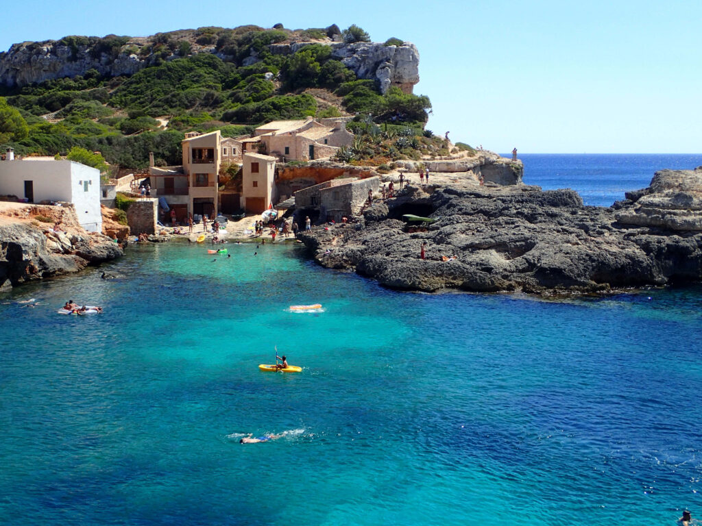 Coastal Paradise Wallpaper: Turquoise Waters & Rugged Shores