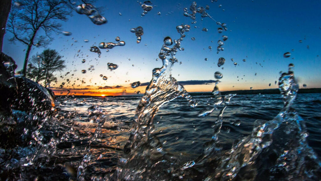 Beach Bliss: Captivating 4k Ultra HD Nature Background of Mesmerizing Water Splashes Wallpaper
