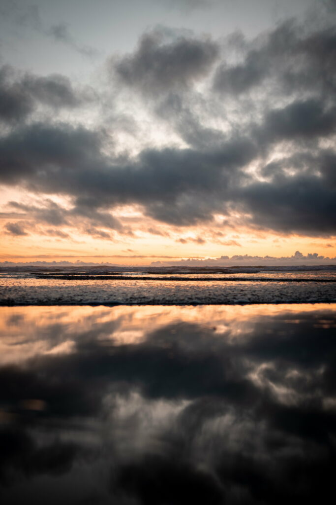 Serene Coastal Dusk: HD Phone Wallpaper with Sunset Reflection