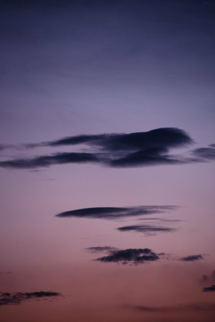 Serene Dusk Sky HD Phone Wallpaper: Calming Sunset Background