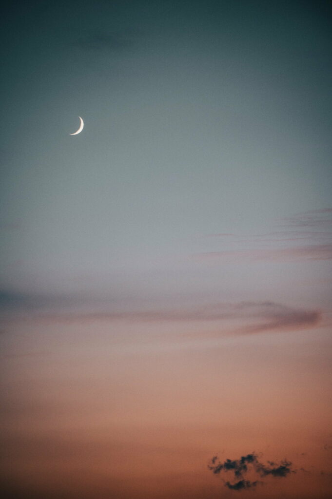 Serene Dusk Sky HD Wallpaper: Crescent Moon & Soft Gradient Background