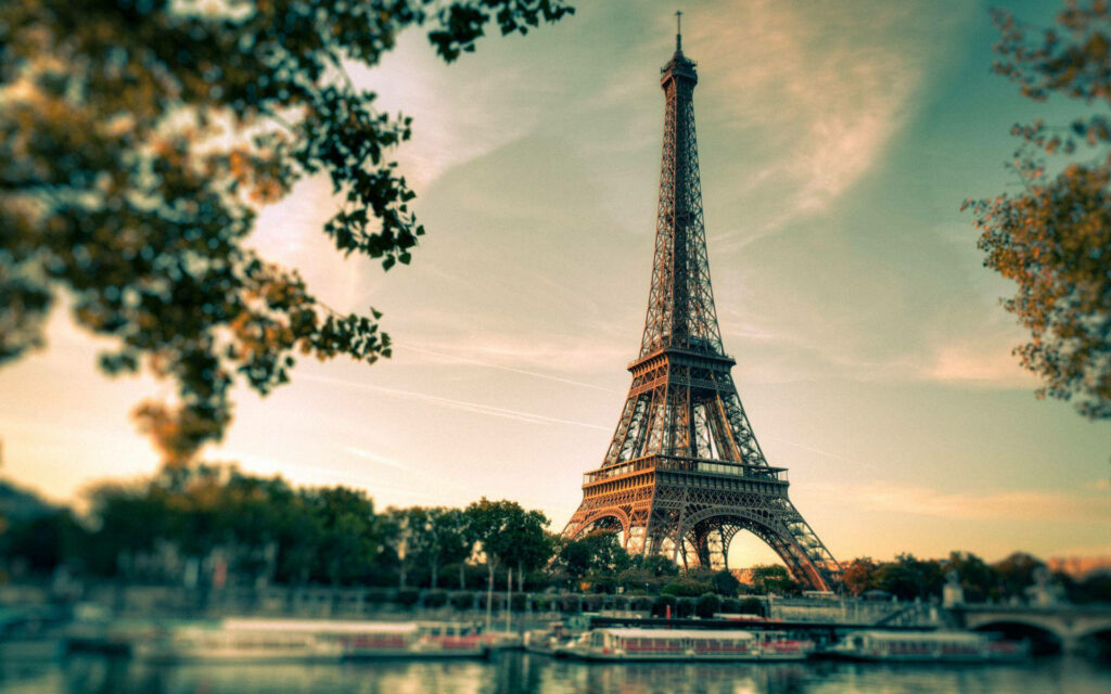 Serene Eiffel Tower Sunset Wallpaper: Aesthetic Nature View
