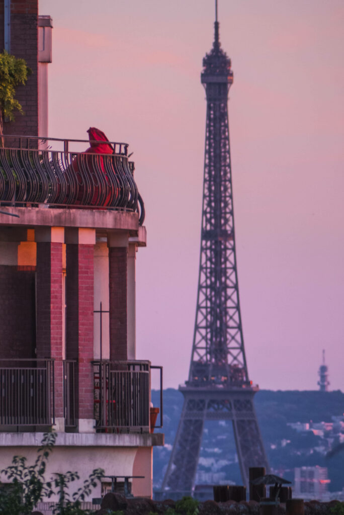Serene Eiffel Tower Sunset Wallpaper: Romantic Paris Balcony View