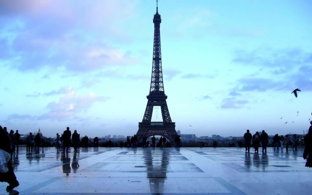 Tranquil Eiffel Tower Wallpaper: Rainy Day Reflections & Serenity