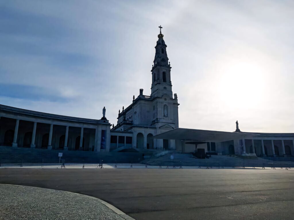 Serene Fatima Sanctuary Wallpaper: Grand Architecture & Radiant Sky