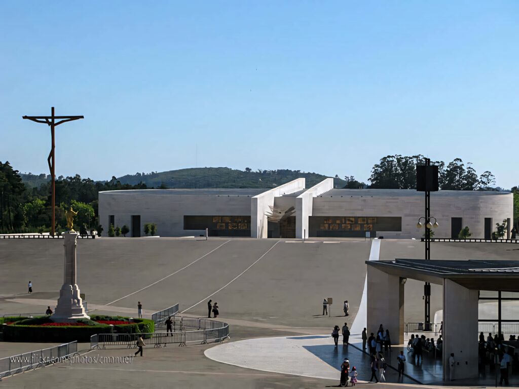 Serene Fatima Sanctuary Wallpaper: Modern Design & Spiritual Ambiance