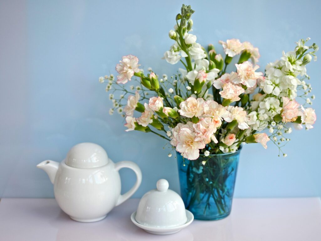 Serene Floral Wallpaper: Carnations, Baby's Breath & Elegant Tea Set