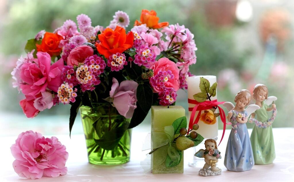 Elegant Floral Wallpaper: Roses, Lantanas & Candles in a Green Vase
