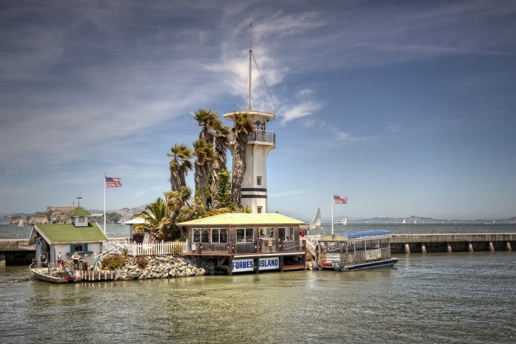 Serene Forbes Island Wallpaper: Tranquil Waterfront & Lighthouse View