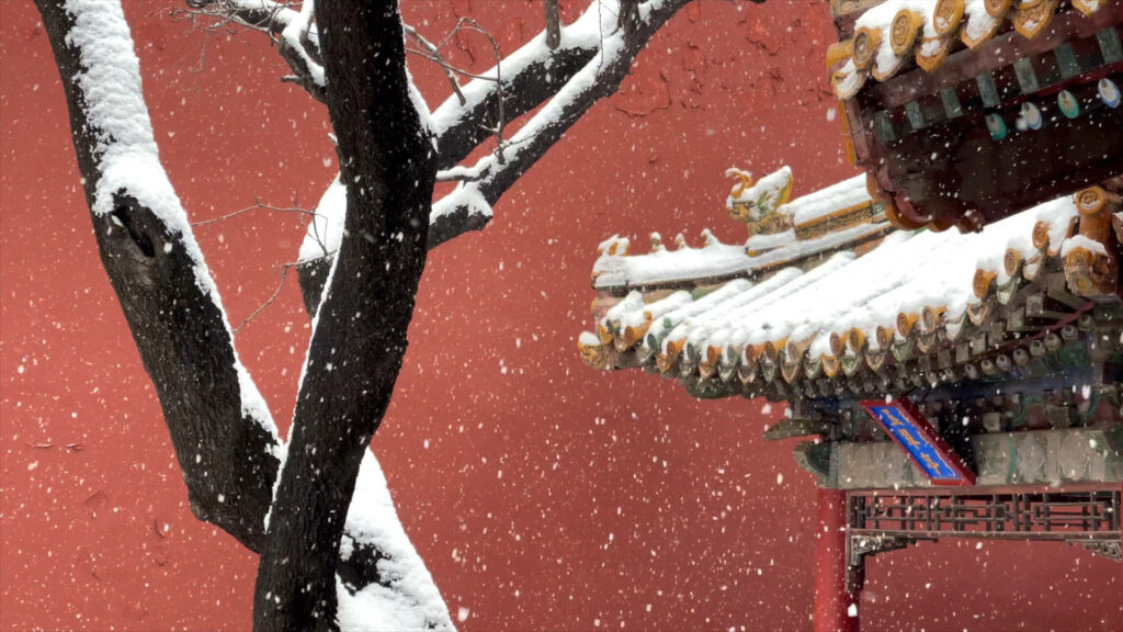 Snowy Forbidden City: Serene Wallpaper with Ornate Red Roofs