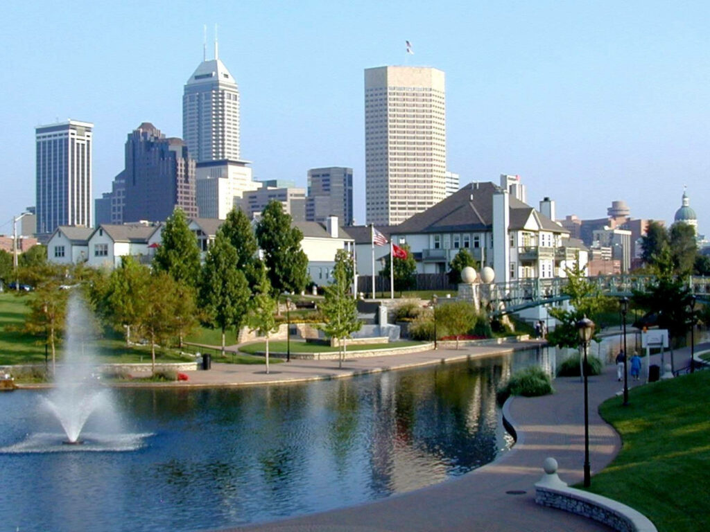Serene Fountain Wallpaper: Indianapolis Skyline & Lush Greenery