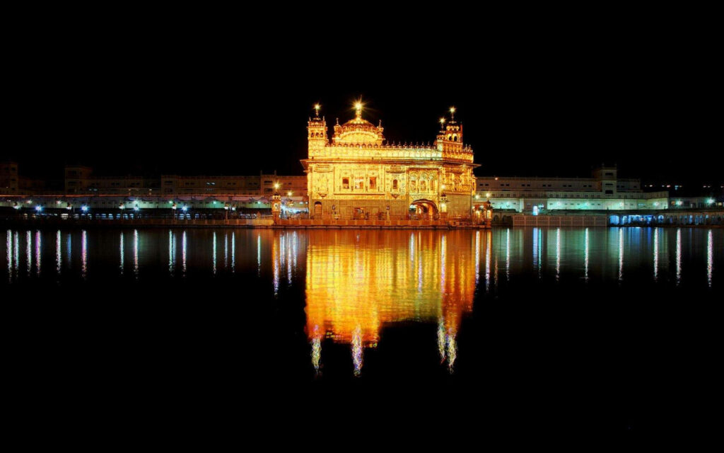 Serene Night Wallpaper: Golden Temple's Illuminated Reflection