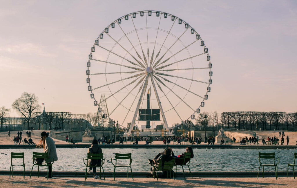 Serene Grande Roue de Paris Wallpaper: Tranquil Pond Scene