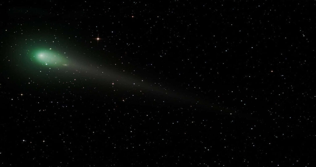 Serene Green Comet Wallpaper - Starry Night Sky Background