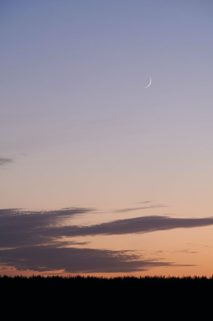 Serene Evening Sky Wallpaper: Crescent Moon & Gentle Gradient Background