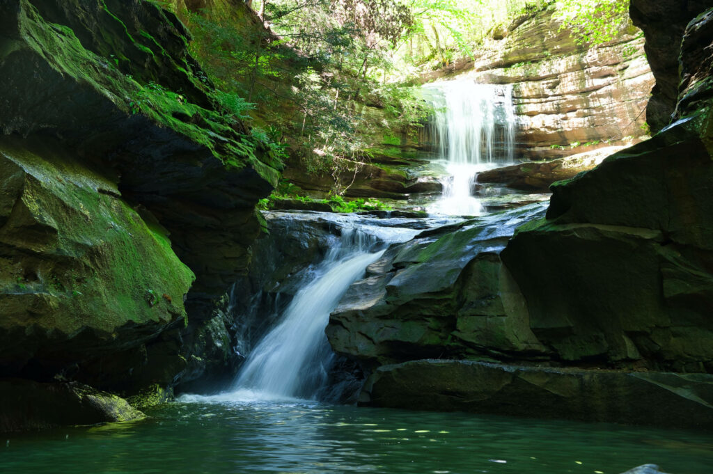 Tranquil Kentucky Waterfalls Wallpaper: Lush Greenery & Scenic Beauty