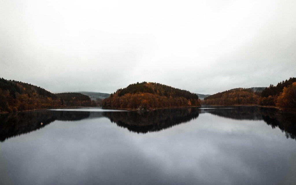Serene Lake Wallpaper: Autumn Forest Reflection & Cloudy Sky