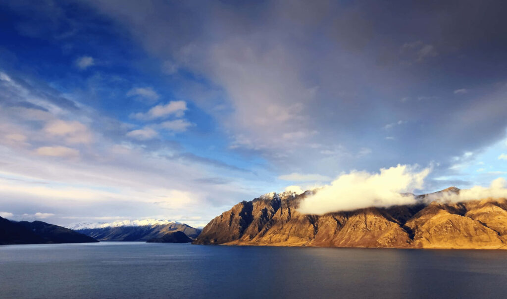 Picturesque Lake Hawea Wallpaper: Serene Waters & Rugged Mountains
