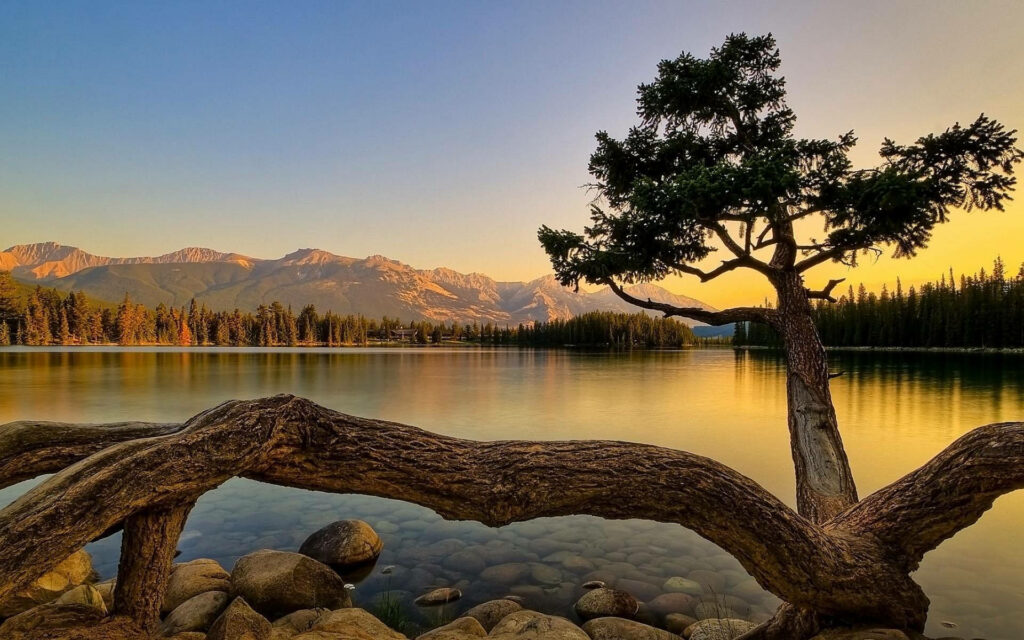 Tranquil Lake Sunset Wallpaper: Serene Reflection & Scenic Beauty