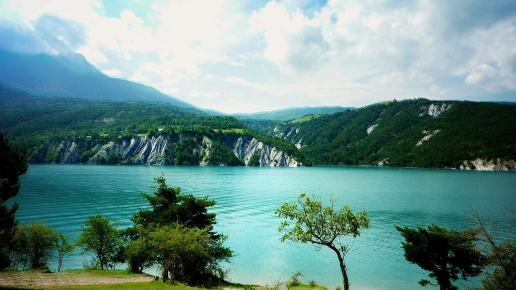 Serene Lake Wallpaper: Turquoise Waters & Lush Greenery Background