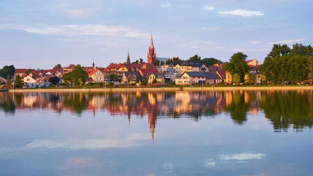 Serene Lakeside Town Wallpaper: Charming Homes & Sunset Reflections