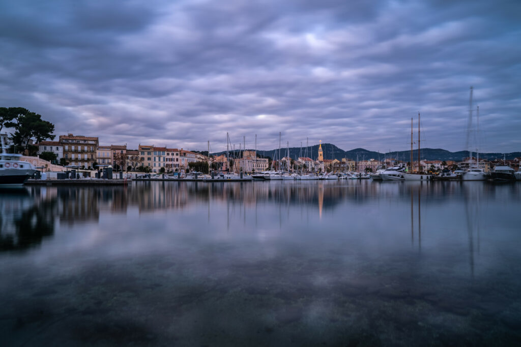 Serene Lakeside Wallpaper: Calm Waters & Reflective Scenery
