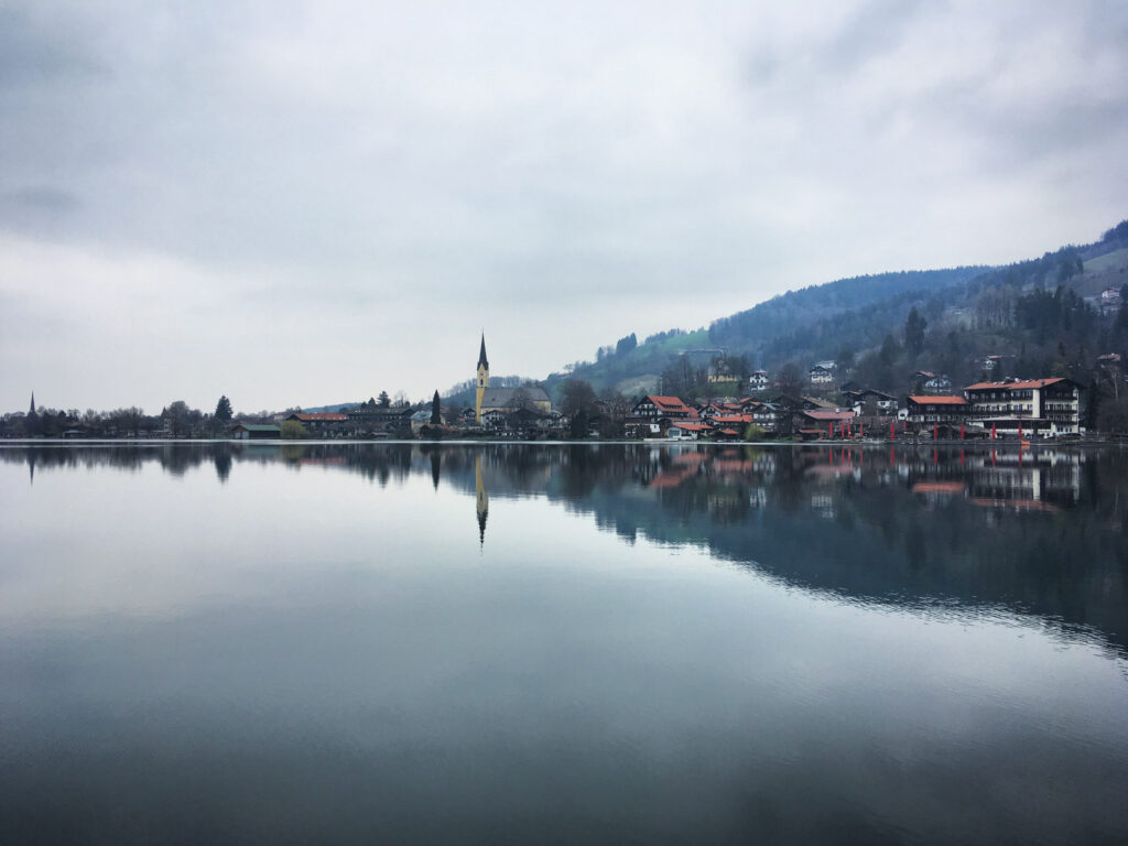 Serene Lakeside Wallpaper: Charming Reflections & Hilly Landscape