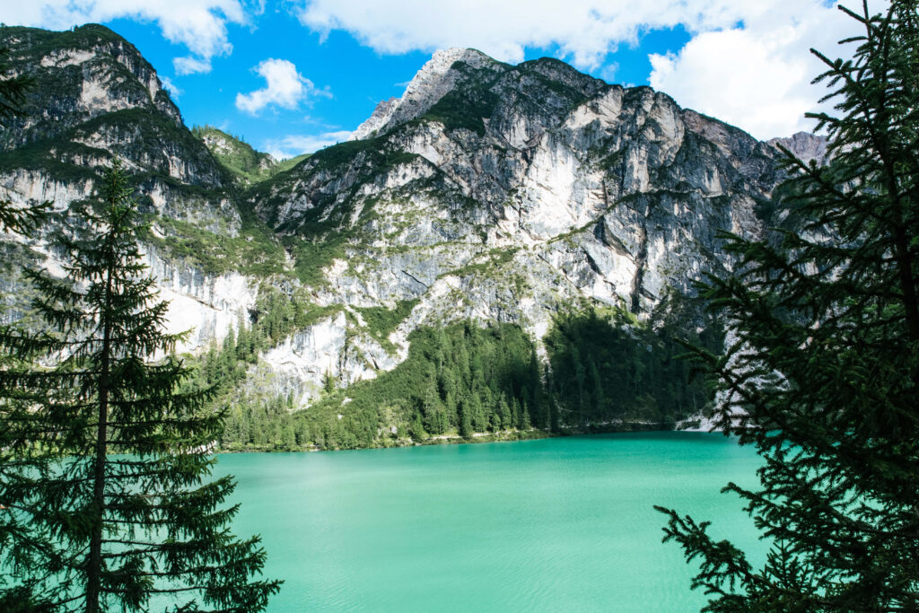 Serene Nature Wallpaper: Crystal-Clear Lake & Rugged Mountains