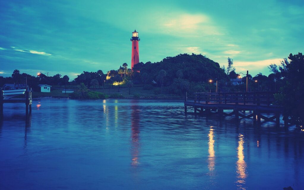 Serene Lighthouse Wallpaper: Evening Sky & Gentle Sea Reflections