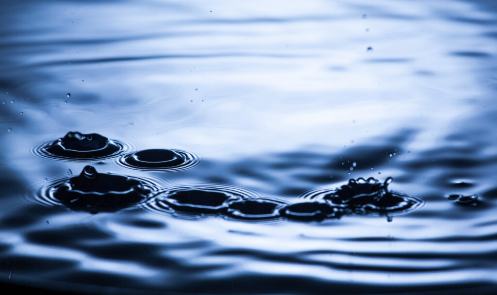 Calming Macro Wallpaper: Water Ripples & Droplets Splash Effect